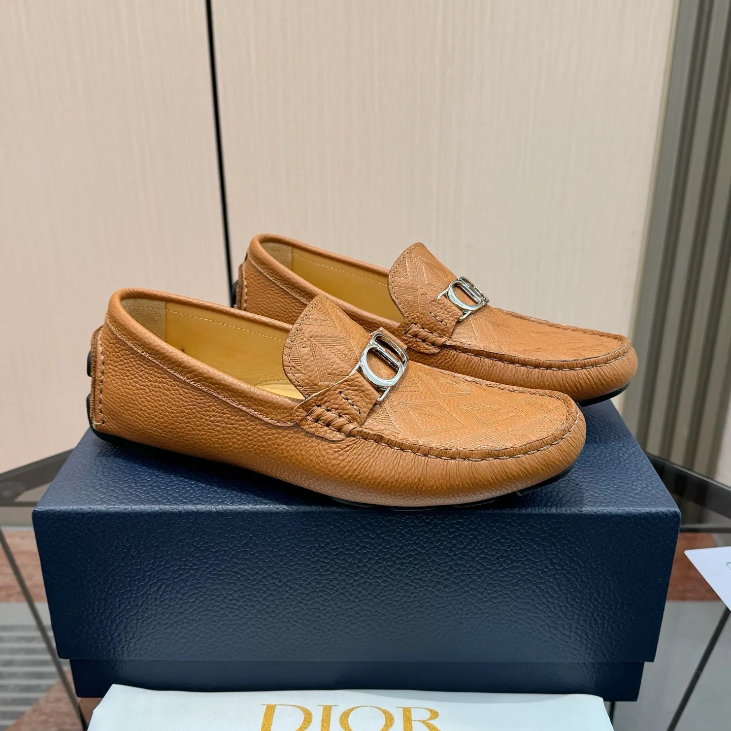 Men's shoes: 580💰 (Niu Li) (Dior Doudou shoes) Exclusive new model Official website new model The upper is made of high-quality imported calf, the color is delicate, and the flowing luxurious texture is tailor-made for exquisite men, creating a noble aura. Delicate and smooth lines. Cowhide lining. Size: 38-44, 45 customized. Outdoor driving shoes for experienced drivers🚗